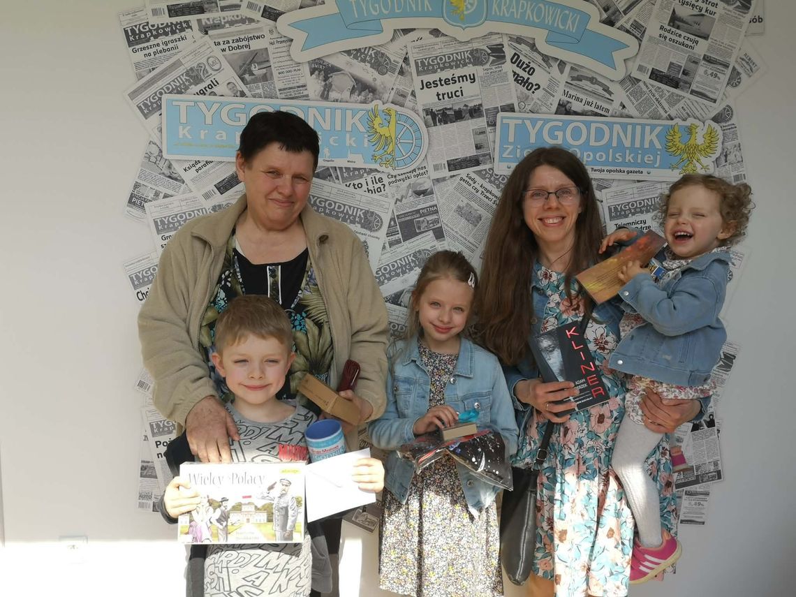 Laureaci konkursu „Znajdź zajączka z Tygodnikiem” odbierający nagrody wielkanocne