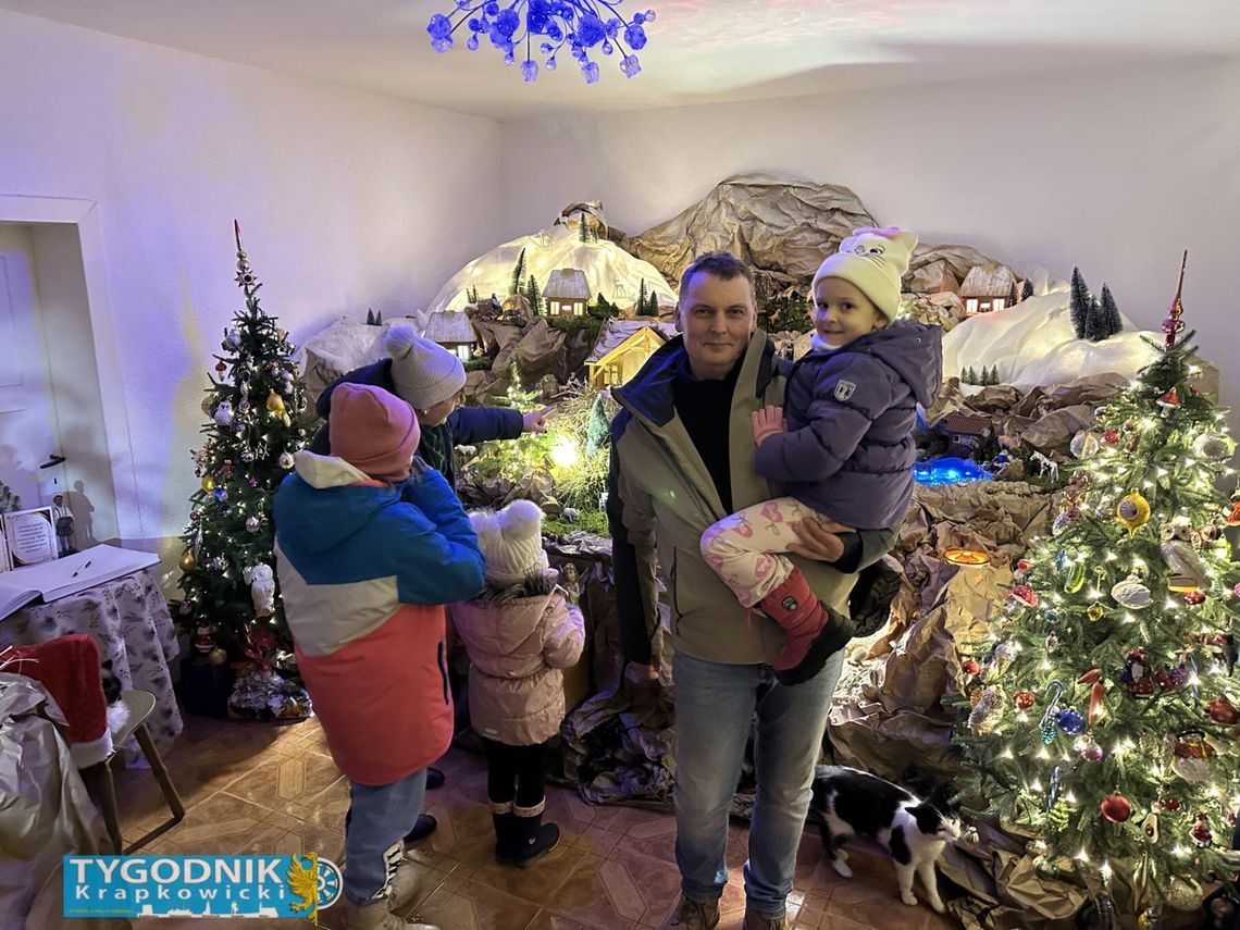 Żywa szopka w Obrowcu – ruchome sceny bożonarodzeniowe i zwierzęta przy prywatnym domu