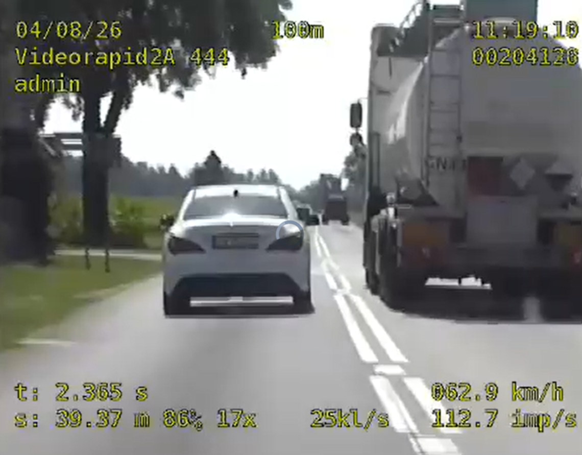 Policyjny radiowóz podczas kontroli drogowej – policjanci zarejestrowali niebezpieczną jazdę kierującej mercedesem
