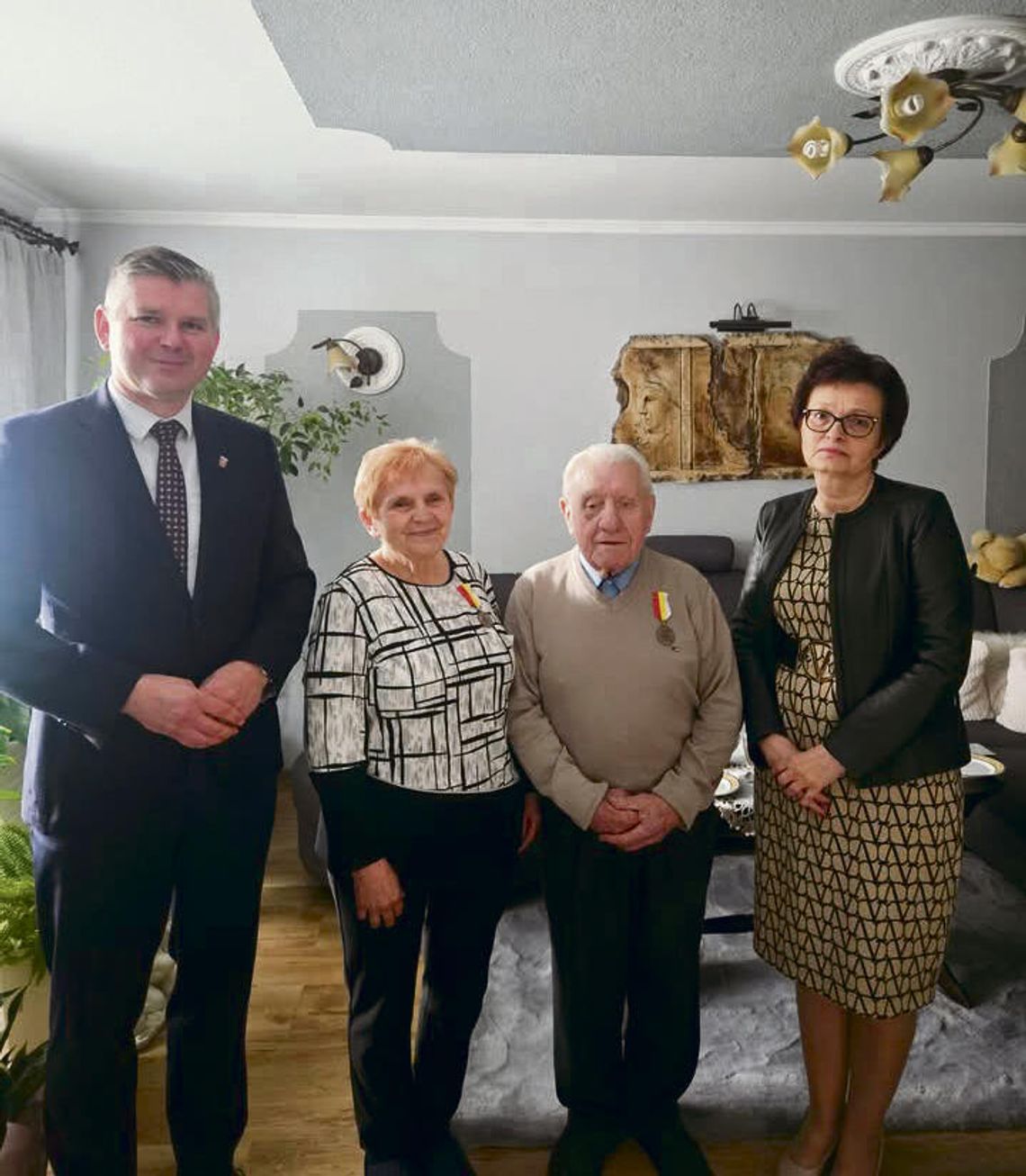 Państwo Maria i Jerzy Surowieccy z Gogolina odbierający medale za 50‑lecie małżeństwa