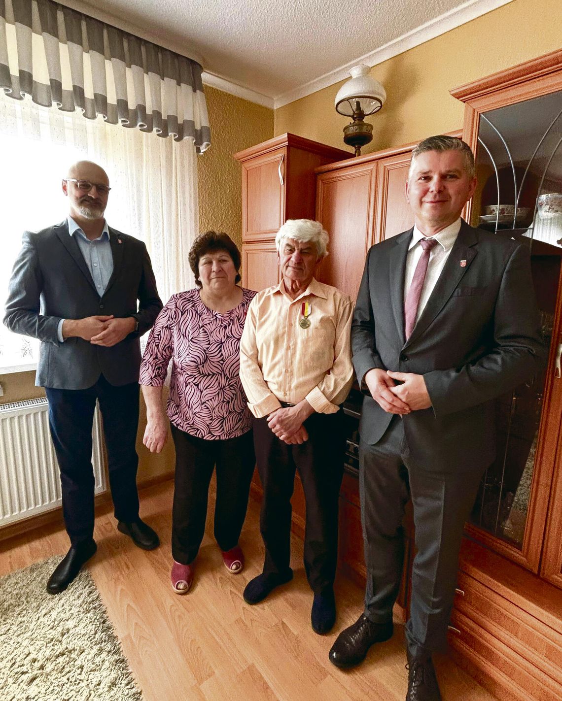 Państwo Gizela i Leon Zajonzowie z Malni podczas uroczystości wręczenia medali za 50-lecie małżeństwa