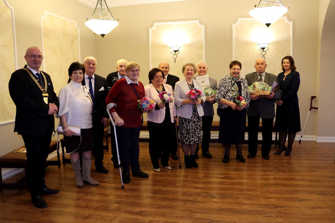 60 lat razem i wciąż się trzymają za ręce. Diamentowe Gody w Krapkowicach wzruszyły wszystkich Dziesięć par jubilatów podczas uroczystości Diamentowych Godów w Urzędzie Stanu Cywilnego w Krapkowicach.