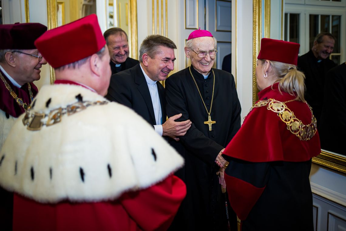 Abp Nossol nagrodzony za łączącą moc nauki i wspólnoty akademickiej