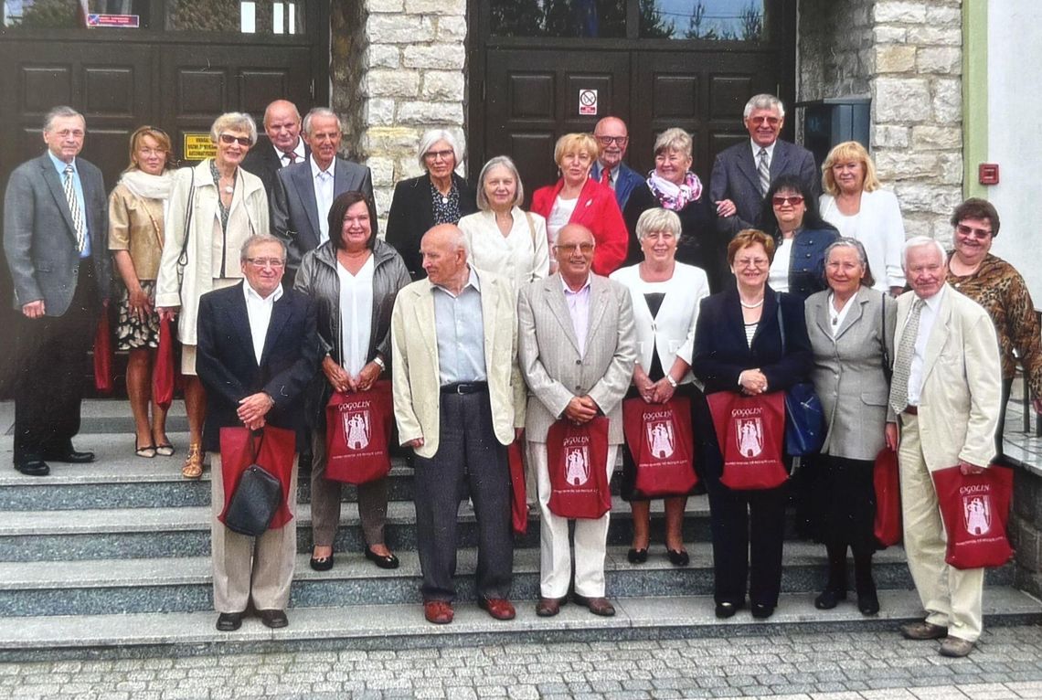 Absolwenci z Gogolina spotkali się po 60 latach. Szkoły już nie ma, ale oni wciąż wracają Absolwenci rocznika 1966 z Gogolina podczas spotkania po 60 latach od matury