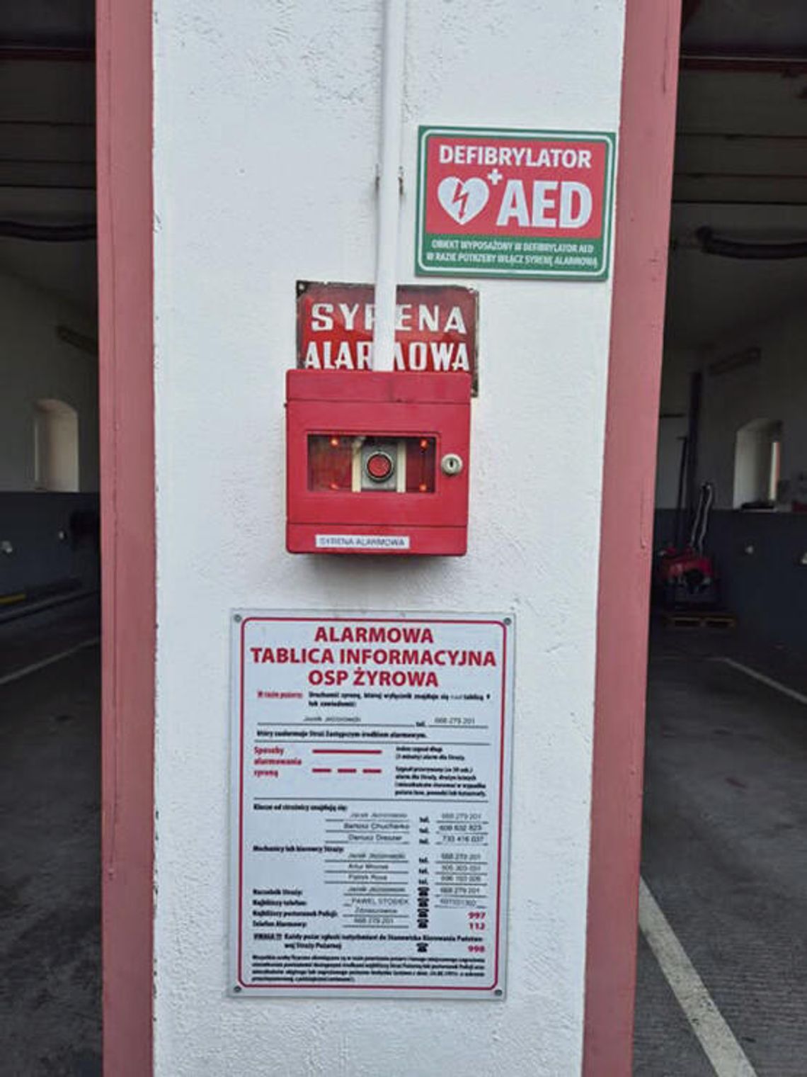 AED dostępny w remizie OSP Żyrowa. Strażacy apelują: zapamiętajcie procedurę alarmowania Defibrylator AED zamontowany na budynku remizy OSP Żyrowa z tablicą informacyjną
