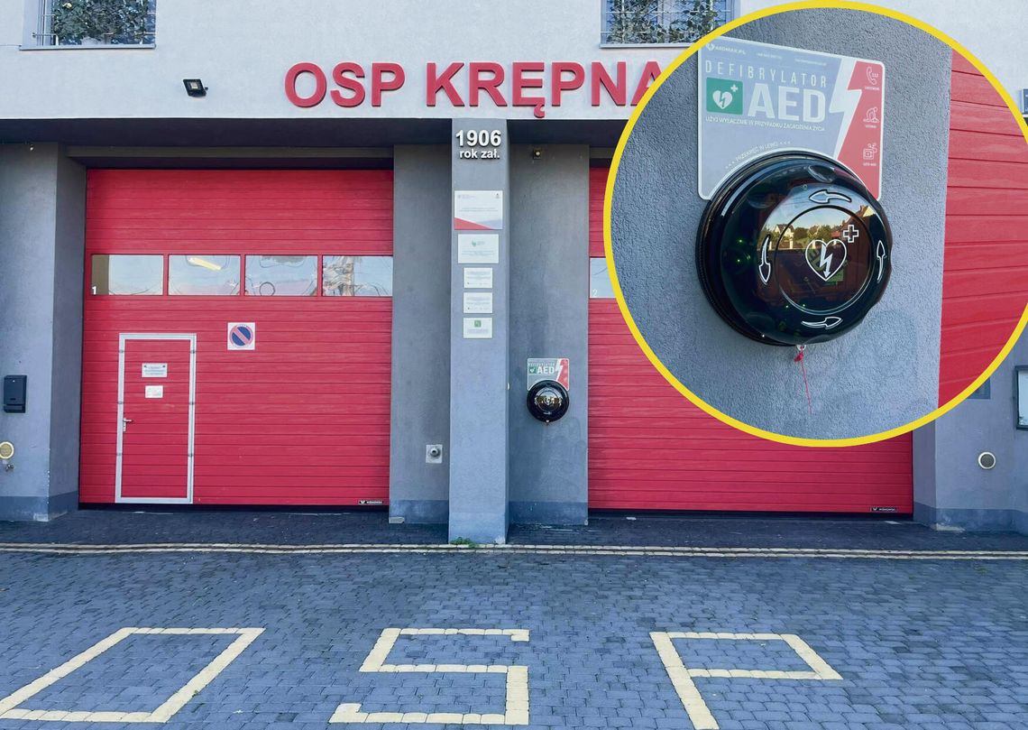 Defibrylator AED zamontowany na budynku remizy Ochotniczej Straży Pożarnej w Krępnej, dostępny dla mieszkańców przez całą dobę.