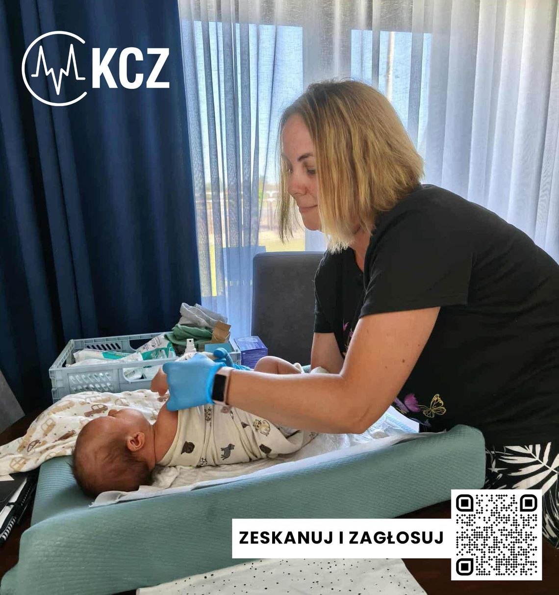 Na zdjęciu położna Agnieszka Sczakiel z Krapkowickiego Centrum Zdrowia podczas prowadzenia zajęć w szkole rodzenia ABC Brzuszek, otoczona przyszłymi rodzicami.