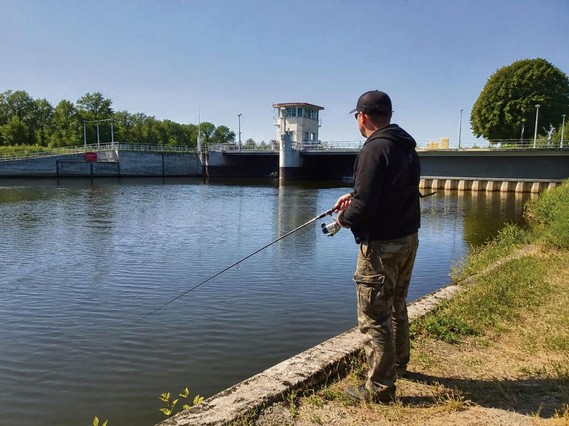 Straż Rybacka i policja podczas interwencji na śluzie w Rogowie Opolskim