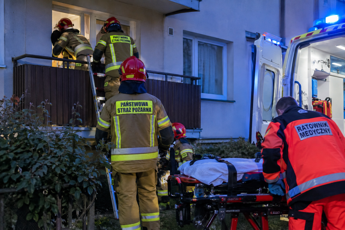 Strażacy podczas akcji ratunkowej w Mosznej po zgłoszeniu dotyczącym 78-letniej kobiety