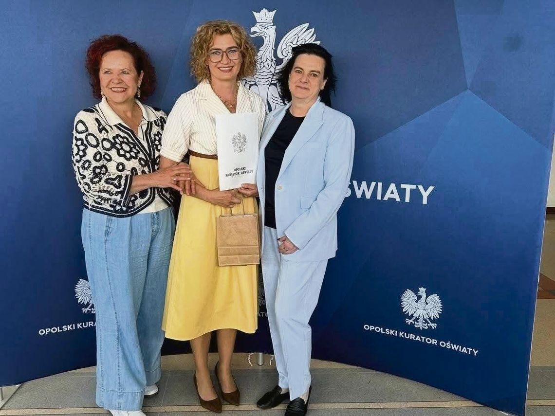 Dyrektor Aleksandra Musioł‑Kurek odbierająca wyróżniającą ocenę pracy od Opolskiego Kuratora Oświaty.
