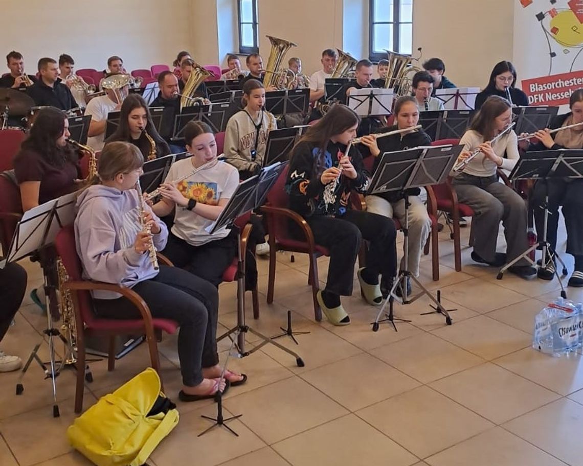 Artystyczna współpraca mniejszości niemieckiej na Śląsku Opolskim – warsztaty 2025 Dzieci i młodzież podczas warsztatów muzycznych mniejszości niemieckiej na Śląsku Opolskim w 2025 roku, uczące się gry w chórze i orkiestrze dętej
