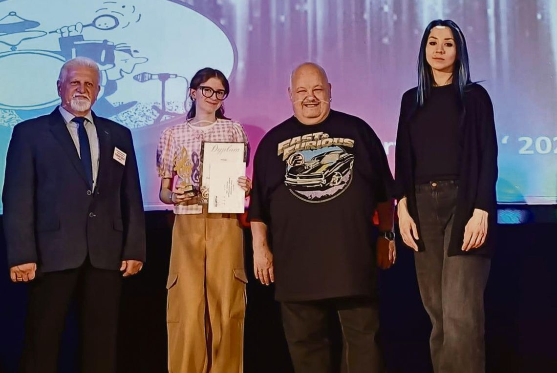 Aurelia Wójcik podwójną laureatką! Młoda wokalistka z Krapkowic triumfuje w Korfantowie i Głuchołazach Młoda wokalistka Aurelia Wójcik występująca na scenie podczas konkursu muzycznego