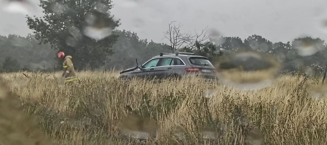 Auto wypadło z autostrady A4 koło Krapkowic. Kierująca straciła panowanie nad pojazdem podczas ulewy Samochód osobowy poza jezdnią po kolizji na autostradzie A4 w kierunku Katowic. Na miejscu pracują policjanci i strażacy.