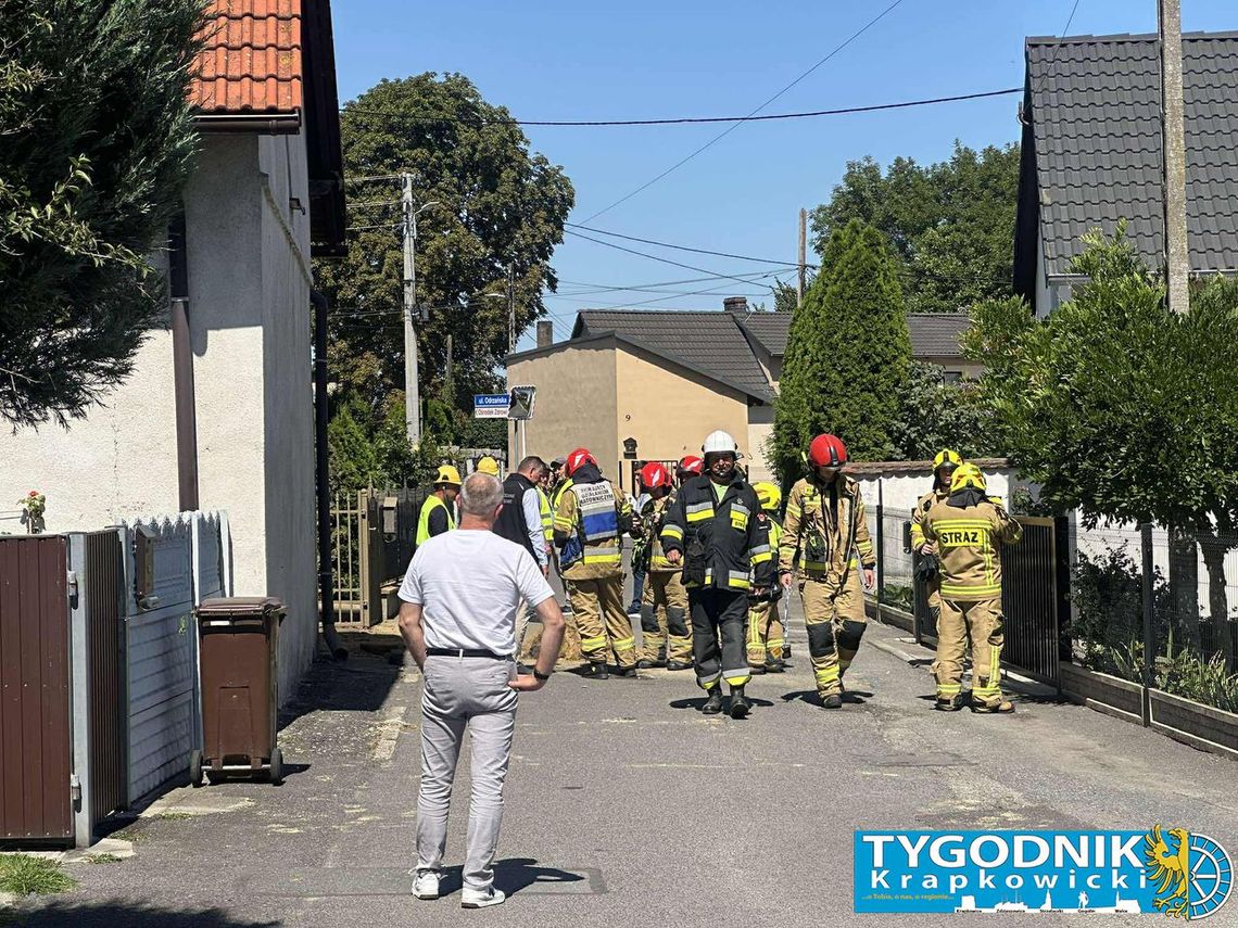 Strażacy i pogotowie gazowe zabezpieczają miejsce awarii gazociągu przy ul. Wodnej w Malni