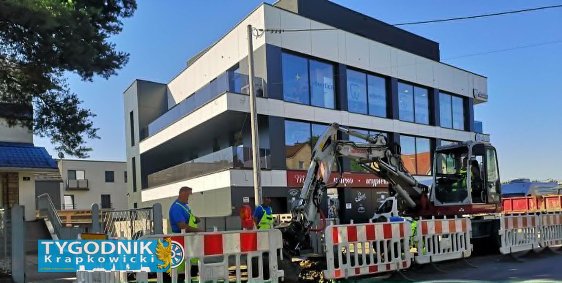 Awaria wodociągu w Krapkowicach. Mieszkańcy mogą zostać bez wody Prace przy usuwaniu awarii wodociągu w Krapkowicach. Mieszkańcy części miasta oraz Rogowa Opolskiego, Gwoździc i Dąbrówki Górnej mogą mieć problemy z dostawą wody.