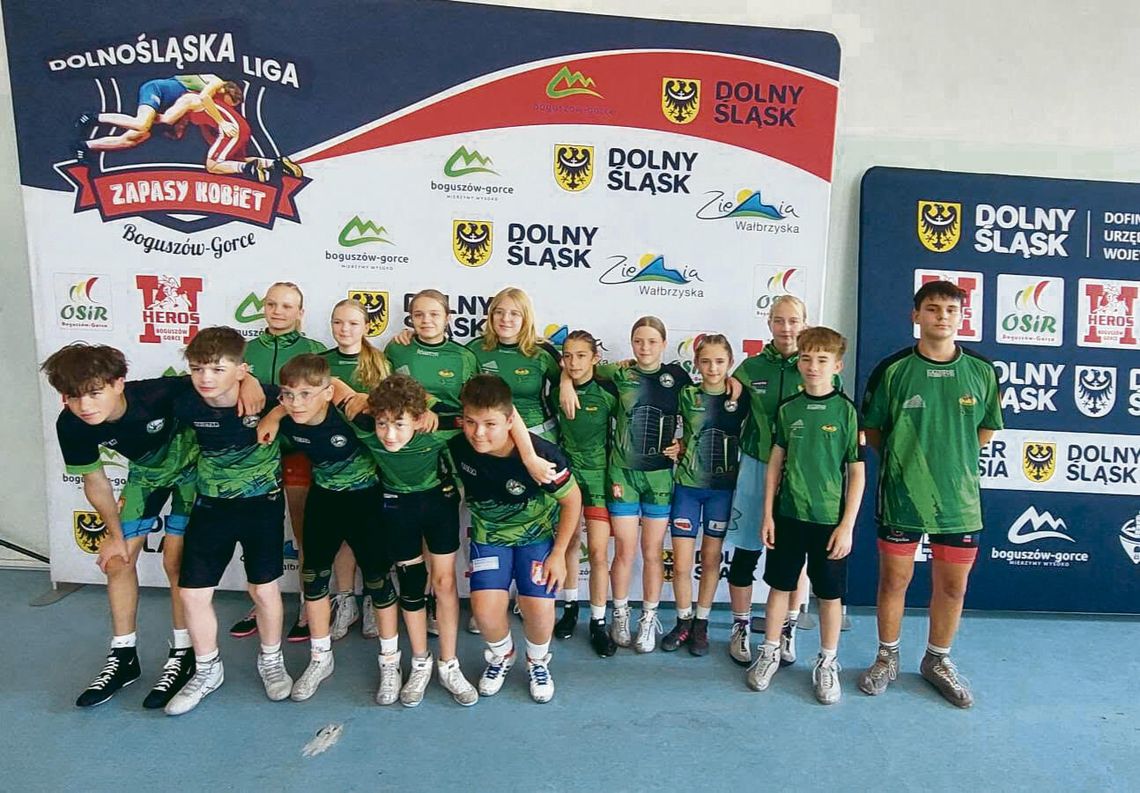 Młodzi zapaśnicy ZKS Gogolin podczas rywalizacji w Dolnośląskiej Lidze Zapaśniczej w Boguszowie‑Gorcach.