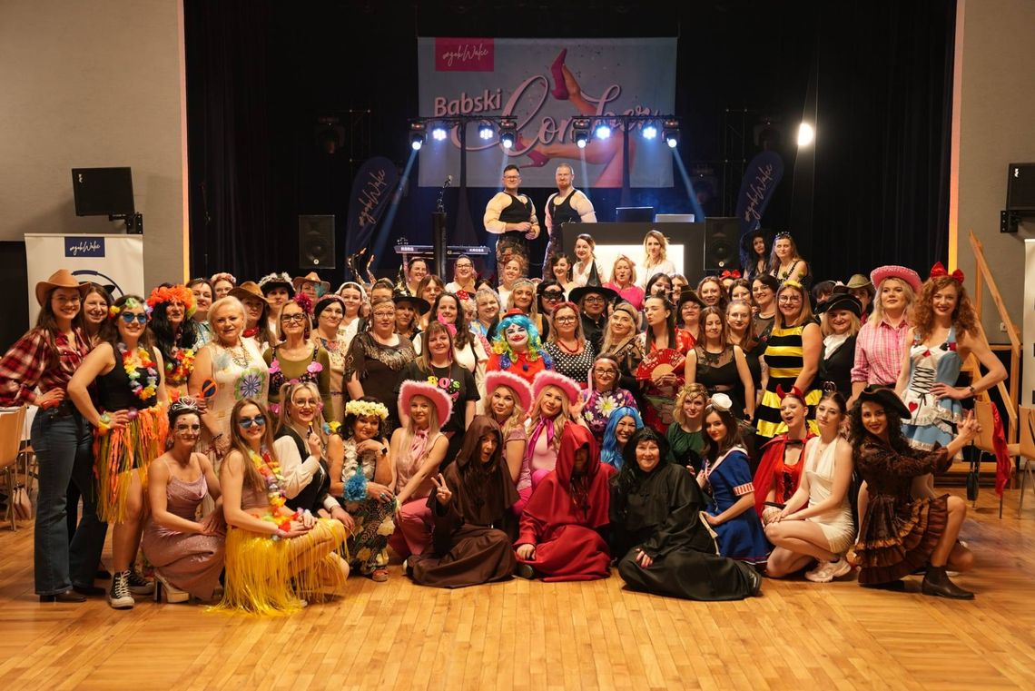 Kolorowe stroje i taniec na Babski Comber 2026 w Walcach – kobieca zabawa karnawałowa w Centrum Kultury i Czytelnictwa.