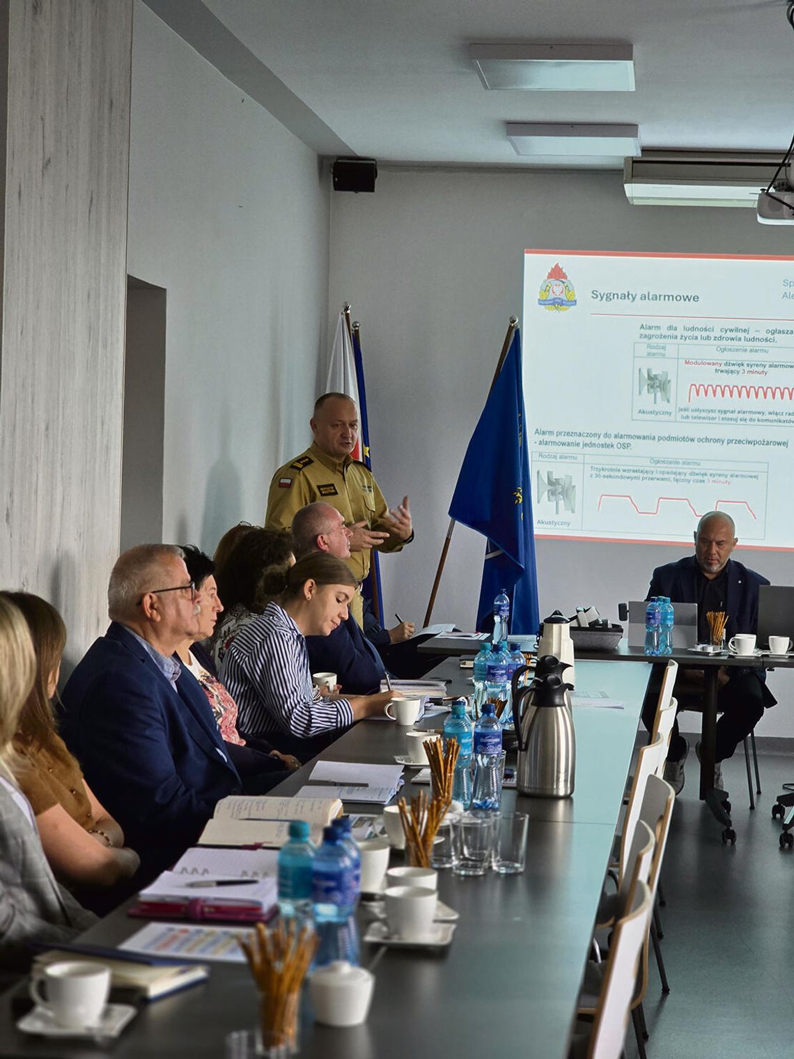 Bezpieczniejsze szkoły w Krapkowicach? Dyrektorzy otrzymali nowe materiały dla uczniów Spotkanie dyrektorów szkół z przedstawicielami policji, straży pożarnej i Urzędu Miasta i Gminy w Krapkowicach dotyczące bezpieczeństwa uczniów i programu „Razem Bezpieczniej”.
