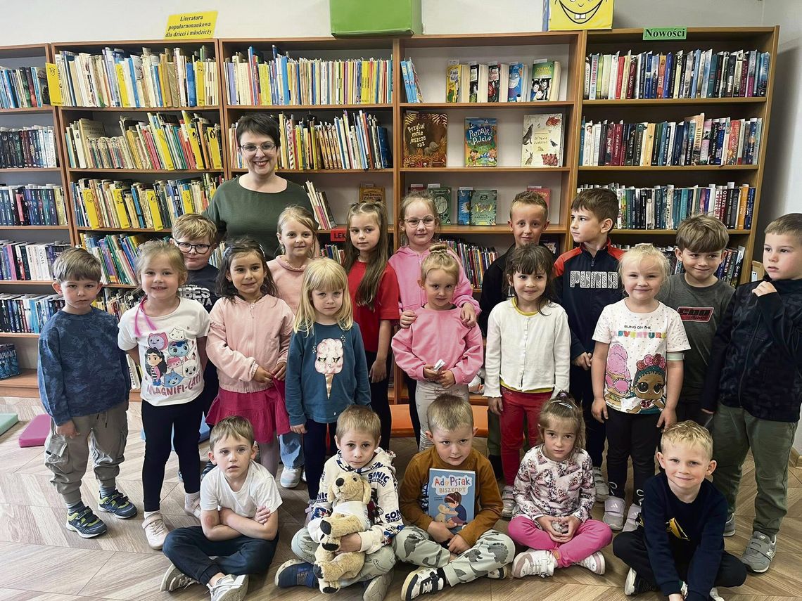 Biblioteka w Walcach tętniła życiem. Warsztaty, spotkanie autorskie i kiermasz książek przyciągnęły mieszkańców Uczestnicy warsztatów tworzenia obrazów z mchu chrobotka w bibliotece w Walcach