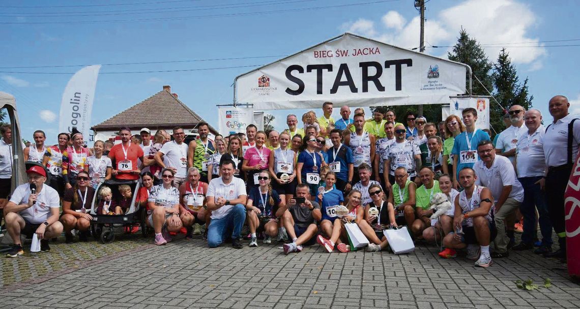 Bieg św. Jacka w Kamieniu Śląskim znów przyciągnął tłumy. 100 miejsc zniknęło w 4 godziny — za rok jubileusz Biegacze na trasie 5,5 km podczas Biegu św. Jacka w Kamieniu Śląskim, w otoczeniu kibiców i zabudowy miejscowości.