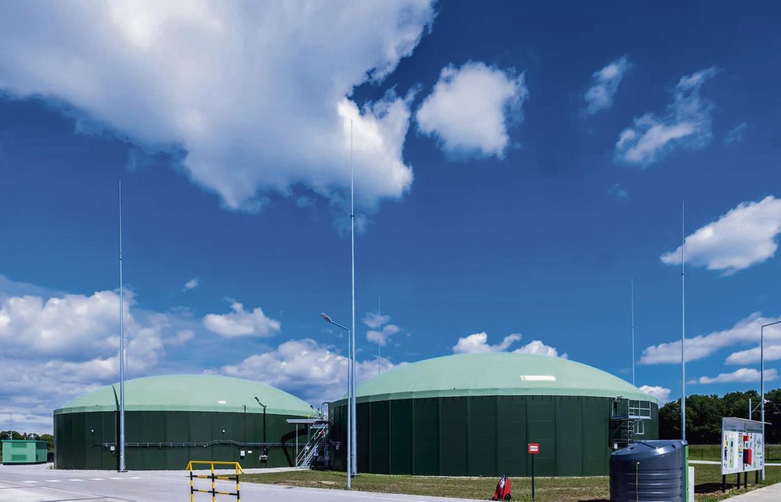 Biogazownie to przyszłość energetyki. Dlaczego powiat krapkowicki może na nich zyskać najbardziej? „Instalacja biogazowni rolniczej — zbiorniki fermentacyjne i infrastruktura do produkcji energii z odpadów organicznych.”