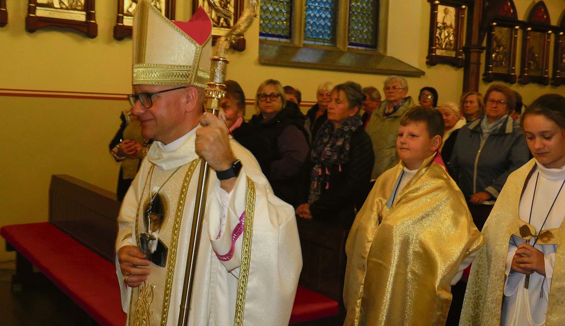 Biskup Waldemar Musioł w Dobrej. Wierni modlili się przy relikwiach św. Szarbela Uroczystość rocznicy wprowadzenia relikwii św. Szarbela w parafii w Dobrej z udziałem biskupa Waldemara Musioła
