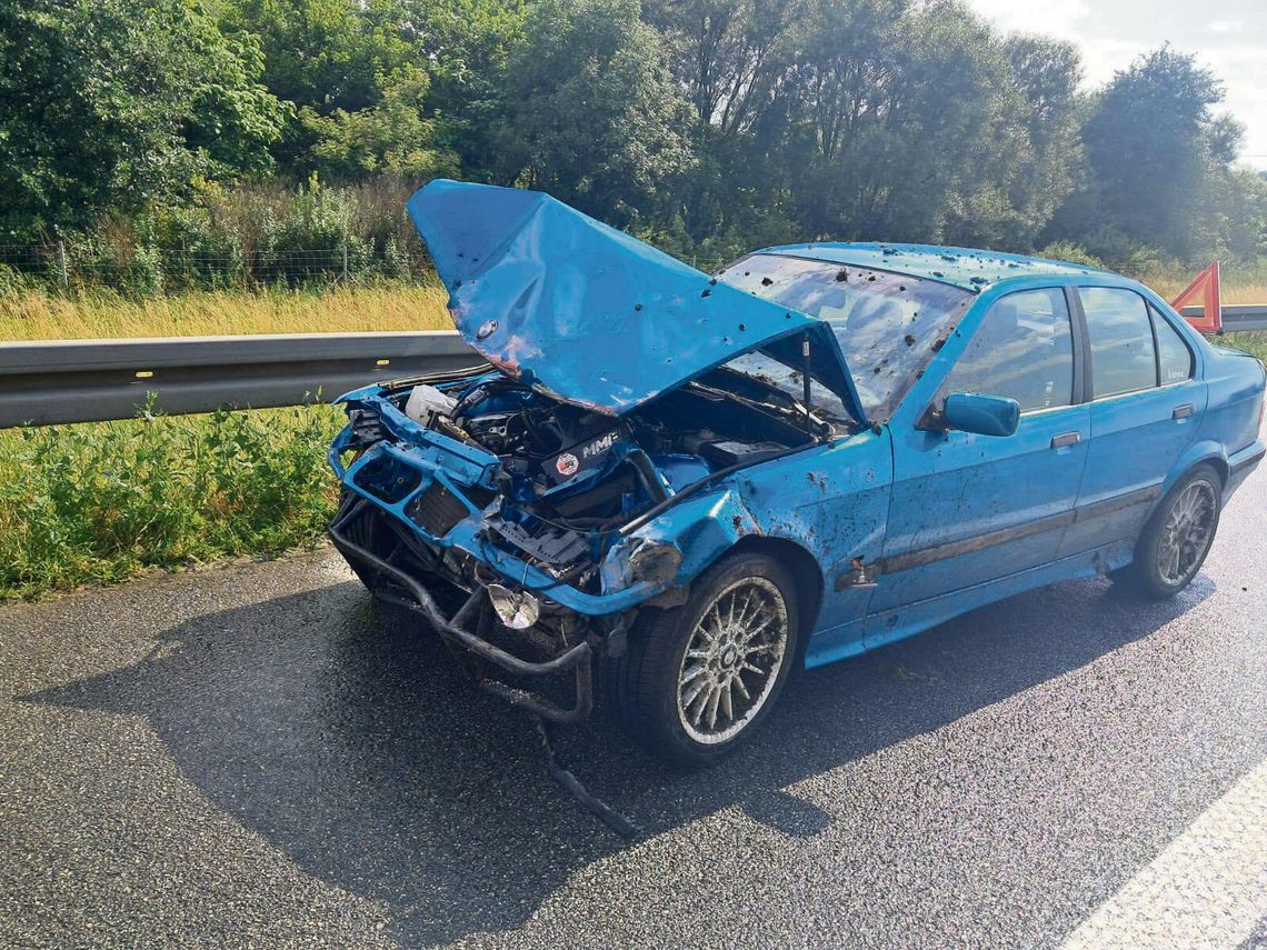 Strażacy JRG Krapkowice i OSP Jasiona przy uszkodzonym BMW na autostradzie A4 po poślizgu