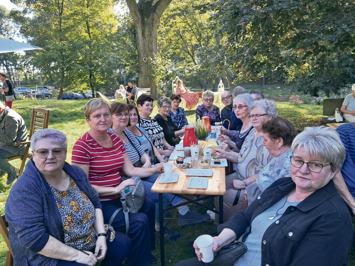 „Bo w niedzielę zostaje obiad na poniedziałek!”. Klub Seniora w Rozkochowie łączy ludzi Uczestnicy Klubu Seniora w Rozkochowie podczas wspólnego spotkania przy kawie i rozmowie.
