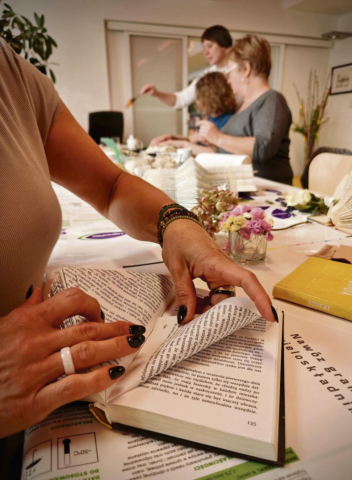 Bookfolding podbił Krapkowice. Pierwsze warsztaty w bibliotece zachwyciły uczestników Uczestnicy warsztatów bookfoldingu z książkami przeznaczonymi na makulaturę w bibliotece w Krapkowicach