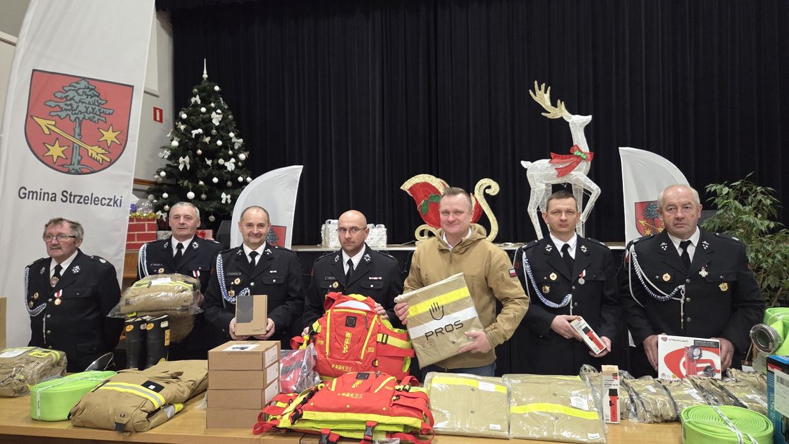 Na zdjęciu Marek Pietruszka Burmistrz Strzeleczek przekazuje sprzęt ratowniczy dla Ochotniczych Straży Pożarnych po powodzi 2024 w powiecie krapkowickim
