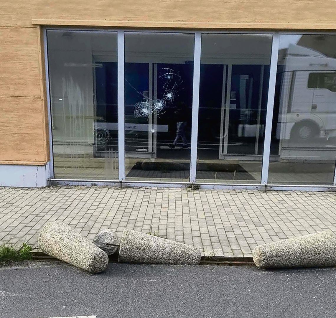 Zdewastowany teren po byłym Tesco w Otmęcie z uszkodzonymi drzwiami i porzuconymi przedmiotami