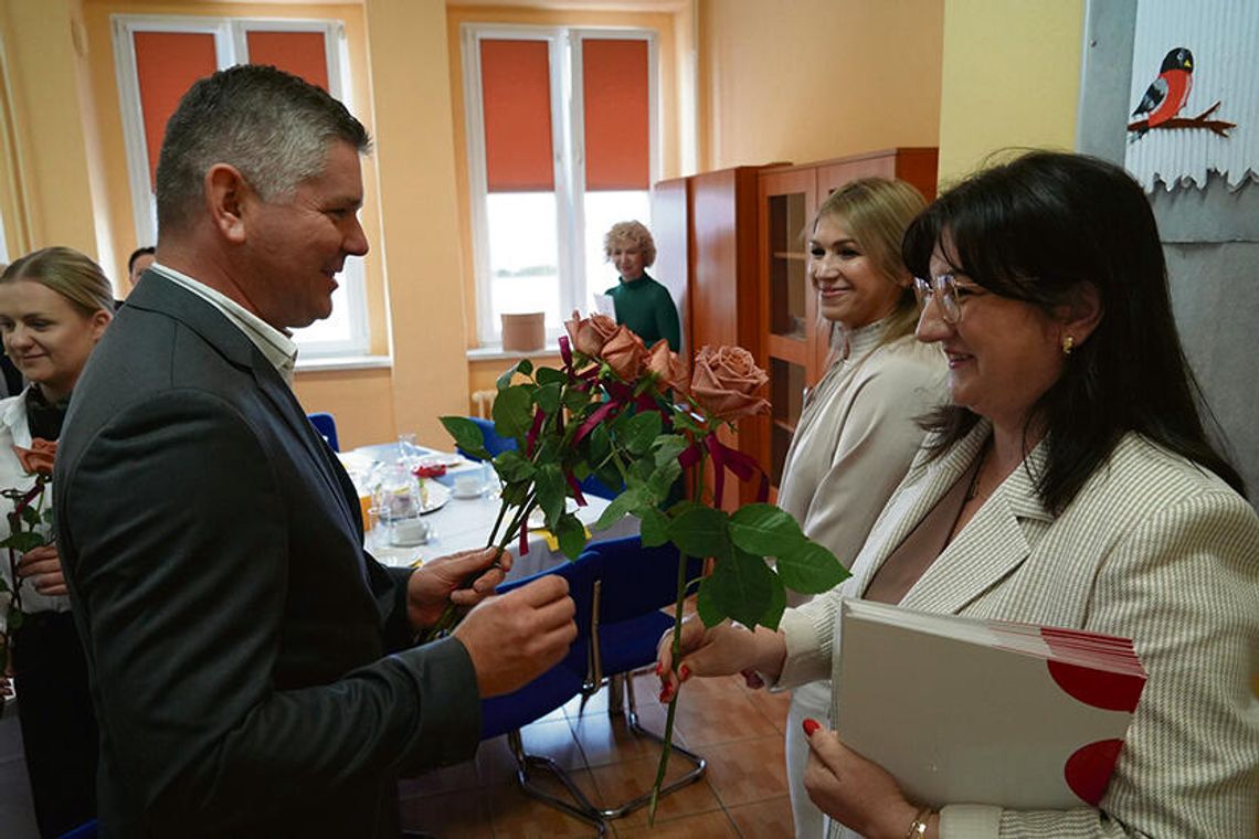 Burmistrz Gogolina wręcza podziękowania pracownikom Centrum Usług Wspólnych podczas jubileuszu 5‑lecia