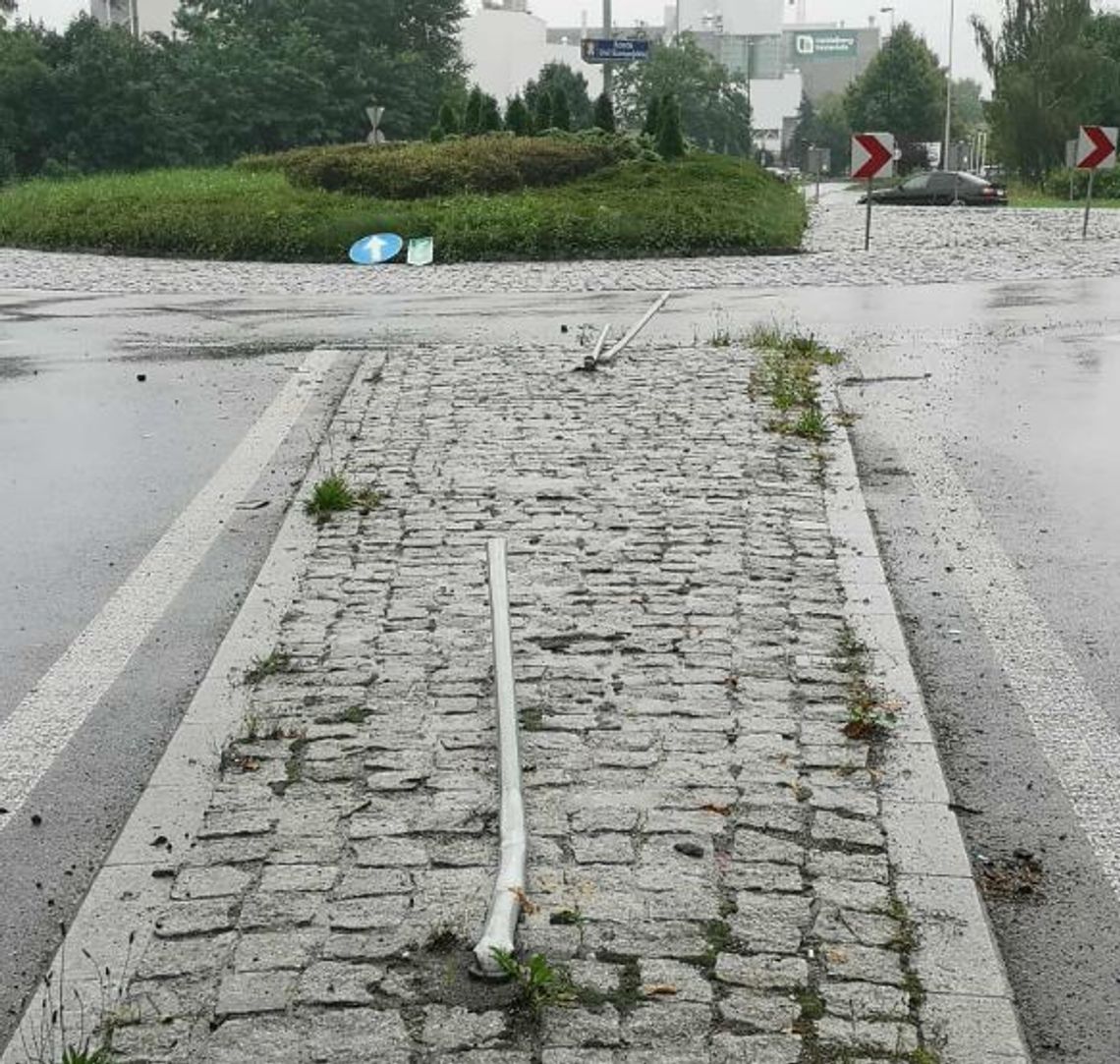 Chorula: Kierowca staranował znaki drogowe i wjechał na rondo