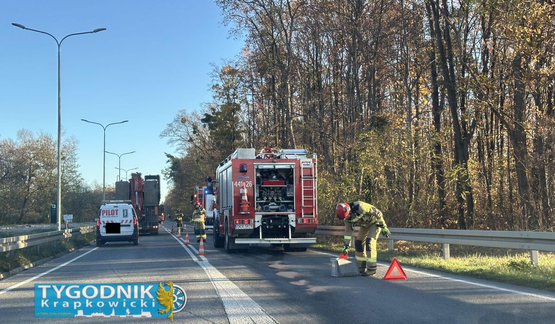 Chorula: Kobieta straciła przytomność za kierownicą opla Na zdjęciu Służby ratunkowe przy samochodzie marki Opel po zdarzeniu drogowym w Choruli na drodze wojewódzkiej nr 423.