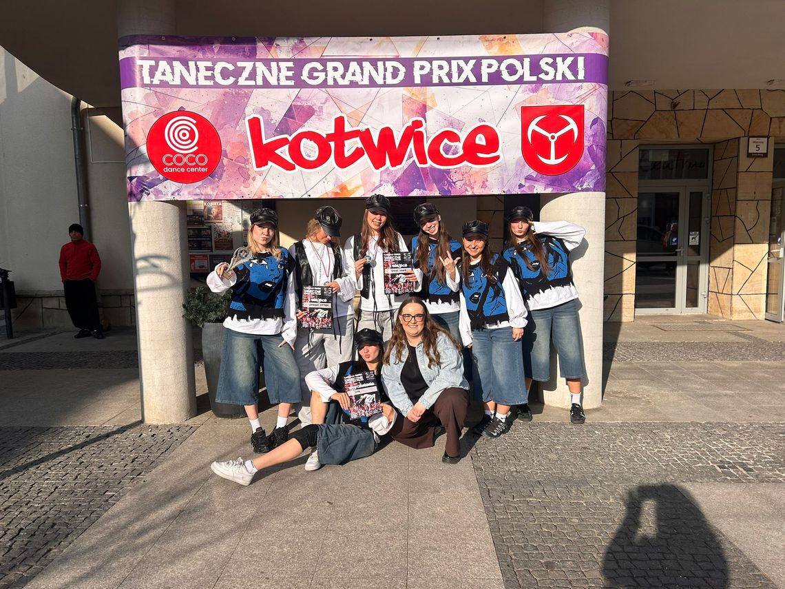 Karolina Konieczna z tancerzami grupy WTR z Gogolina podczas wspólnego występu