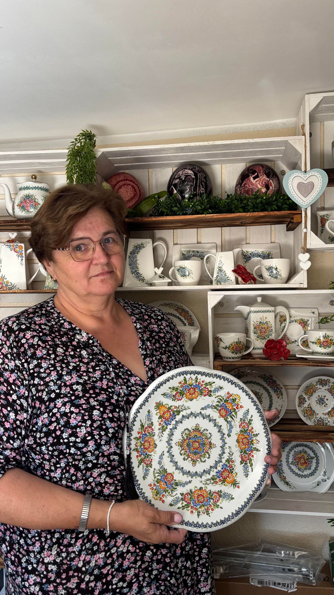COOLTURALNI LUDZIE POWIATU KRAPKOWICKIEGO: Sztuka zamknięta w porcelanie Karina Schmidt z Rozwadzy w swojej pracowni podczas malowania porcelany wzorem opolskim