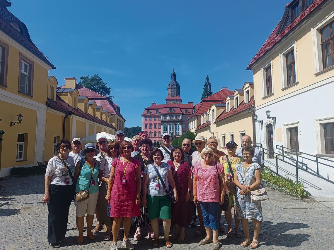 „Cytrynówka” z Gogolina na podbój Gór Sowich! Książ, Szczawno‑Zdrój i podziemne miasto Riese pełne przygód Grupa Cytrynówka z Gogolina podczas wycieczki w Góry Sowie i Wałbrzyskie, zwiedzająca Zamek Książ i podziemne miasto Riese