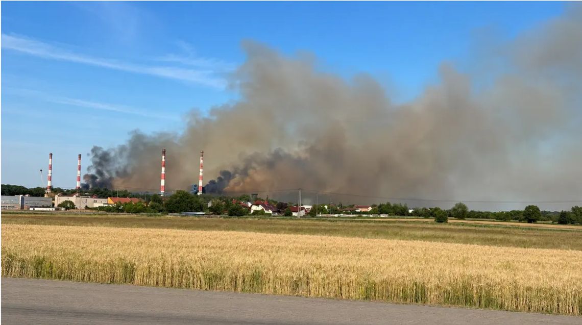 Czarny dym znów nad Zdzieszowicami. Mieszkańcy ponownie alarmowali. Gmina wydała komunikat Gęste kłęby czarnego dymu unoszące się nad Zakładami Koksowniczymi ArcelorMittal Poland w Zdzieszowicach po awarii zasilania części instalacji technologicznych, 24 czerwca 2026 roku.