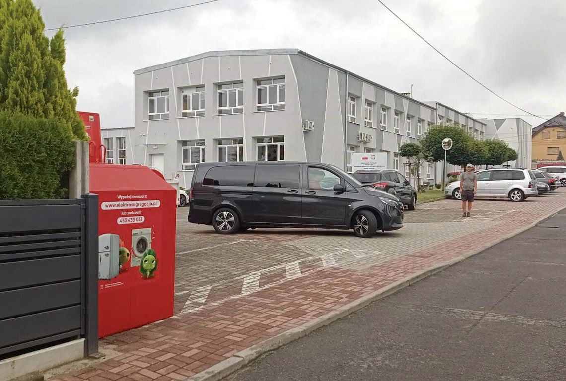Czerwone pojemniki na elektroodpady w Malni i Kamieniu Śląskim. Mieszkańcy już korzystają Czerwony pojemnik na elektroodpady ustawiony przy szkole w Malni, widoczny punkt zbiórki małego sprzętu