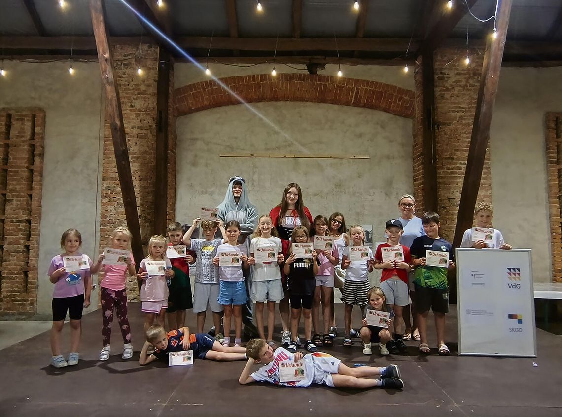 Czerwony Kapturek i Wilk w Brożcu! Noc Baśni zachwyciła najmłodszych mieszkańców gminy Walce Dzieci podczas Nocy Baśni w Brożcu bawiące się z Czerwonym Kapturkiem i Wilkiem oraz prezentujące ilustracje do teatru Kamishibai