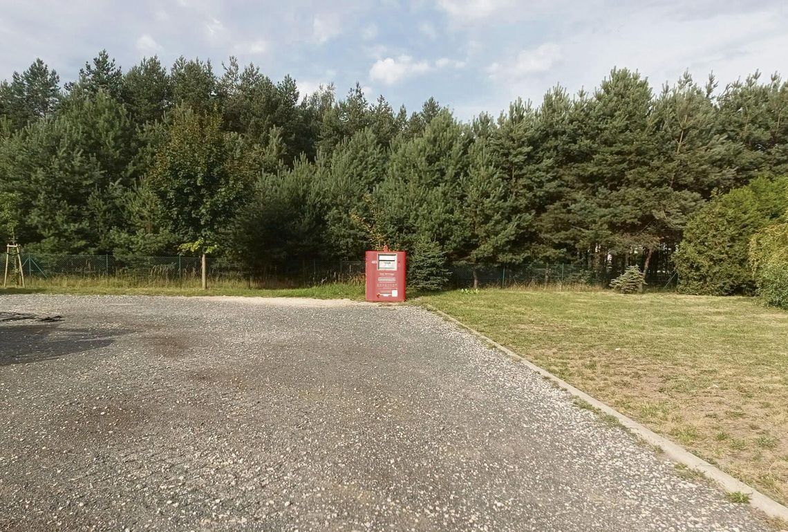 Czerwony kontener na elektroodpady przeniesiony! Mieszkańcy Gogolina mają teraz łatwiejszy dostęp „Czerwony kontener na elektroodpady ustawiony na parkingu przy ul. Nowej w Gogolinie — łatwy dojazd i widoczne oznaczenia.”