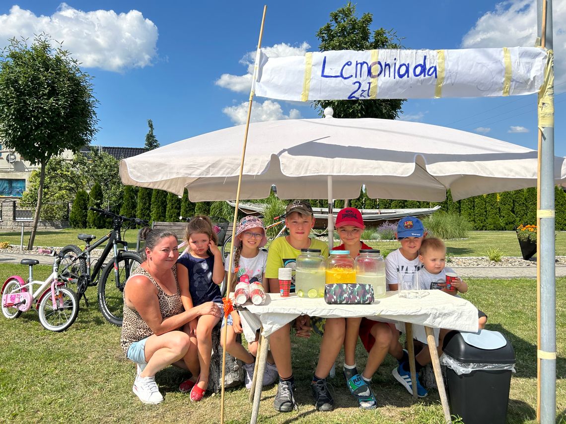 Częstują lemoniadą, żeby pomagać