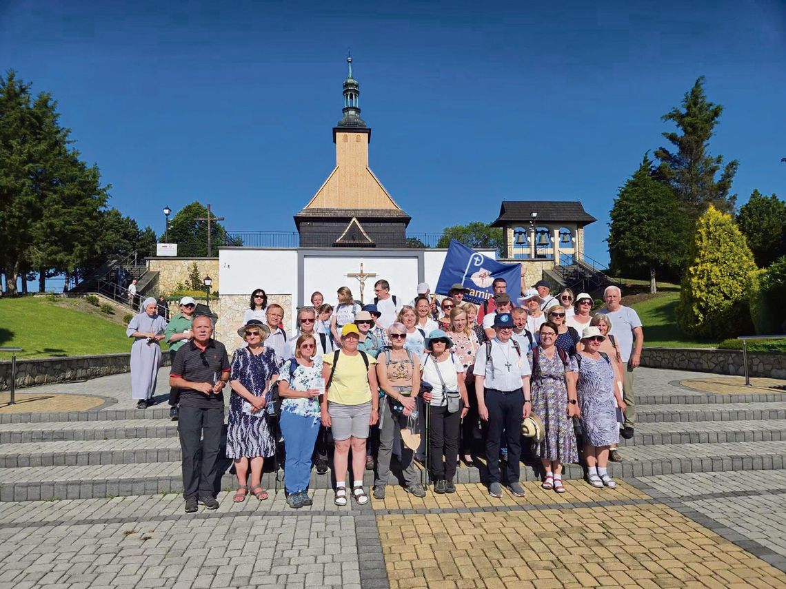 Pielgrzymi maszerujący przez powiat krapkowicki podczas IV Diecezjalnej Pielgrzymki Camino.