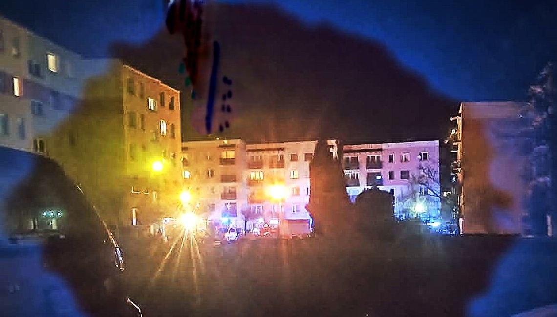 Czujka uratowała życie. Alarm w Otmęcie i pilna ewakuacja matki z dzieckiem Straż pożarna podczas interwencji związanej z czujką tlenku węgla w Otmęcie