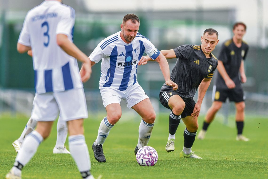 Czwarta liga będzie szczuplejsza Piłkarze BS IV ligi podczas meczu na stadionie w Zdzieszowicach — inauguracja sezonu 2026/2027