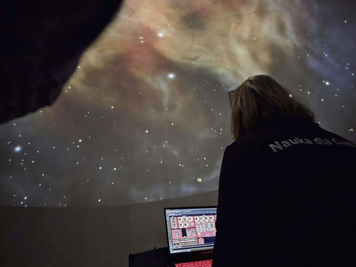 Czy na niebie można zobaczyć wieloryba? Niezwykła atrakcja dla uczniów w Żywocicach Mobilne planetarium Planetobus Centrum Nauki Kopernik podczas wizyty w szkole w Żywocicach