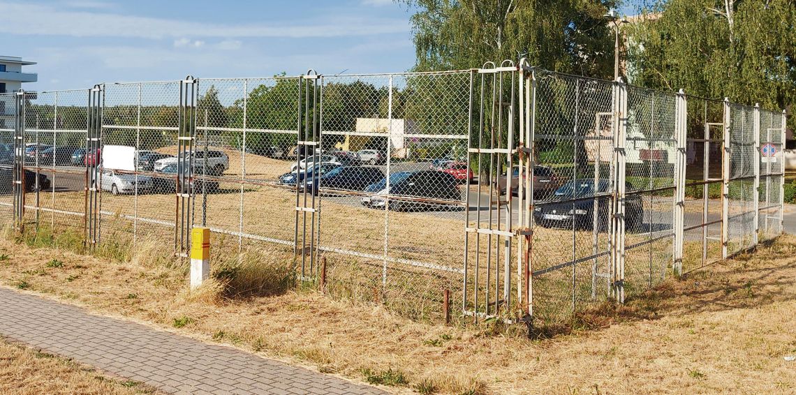 Metalowe ogrodzenie przy ul. 3 Maja na osiedlu XXX‑lecia w Krapkowicach, widoczne wzdłuż ścieżki pieszo‑rowerowej