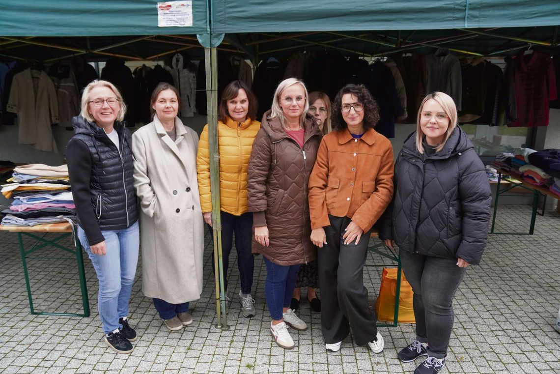 Darmowe kurtki, buty i ciepłe ubrania w Gogolinie. „Ciepła Szafa” znów pomaga mieszkańcom Akcja „Ciepła Szafa” w Gogolinie – bezpłatne zimowe kurtki, swetry, czapki, szaliki i obuwie dla osób potrzebujących.