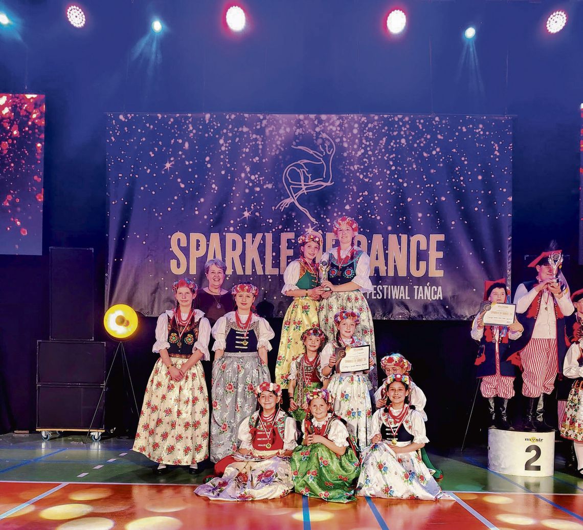 Młode tancerki zespołu „Przecinek” z Brożca podczas występu na festiwalu w Kędzierzynie‑Koźlu