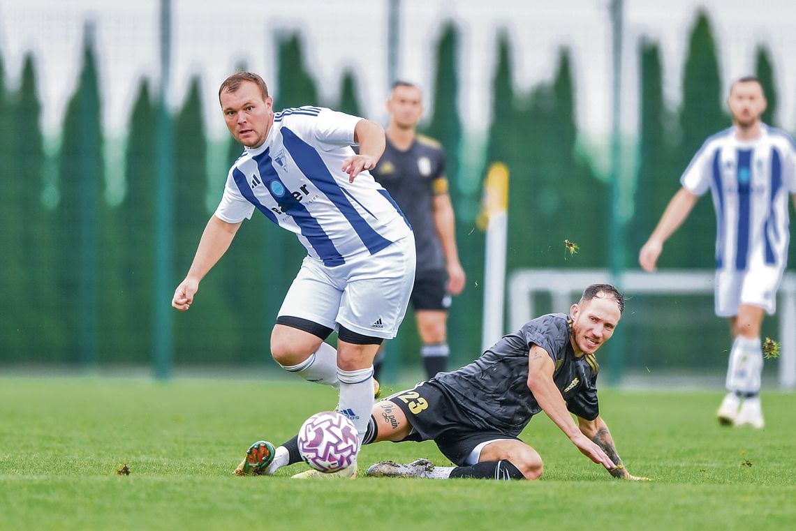 Piłkarze Victorii Żyrowa świętują zwycięstwo nad MKS‑em Gogolin po emocjonującym meczu